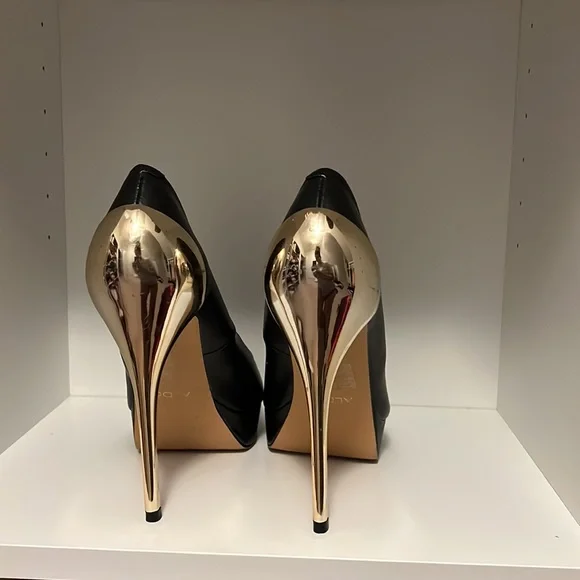 Aldo shoes size 9 . Black with golden heels - Picture 2 of 4